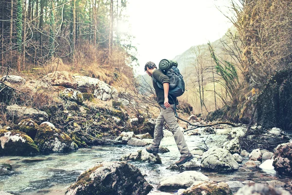 Man van de wandelaar over de rivier te bereiken de overkant — Stockfoto