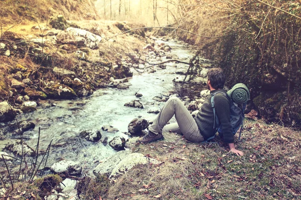 Wandelaar gelet breken in het bos de rivier observeren — Stockfoto