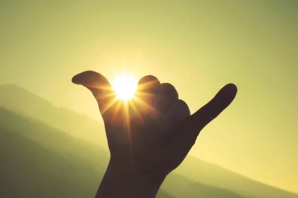 Gioia mano gesto con sunste sullo sfondo — Foto Stock