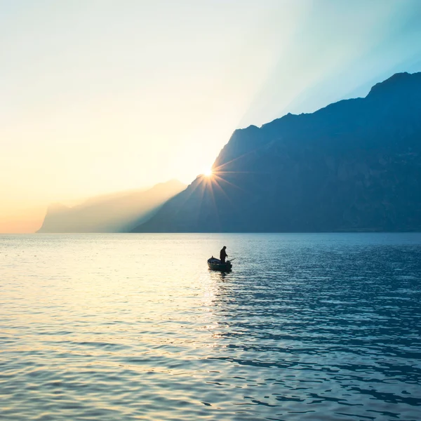 Fisherman fishing in the middle of the lake — Stock Photo, Image