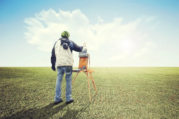 Homem visionário pintando em uma tela — Fotografia de Stock