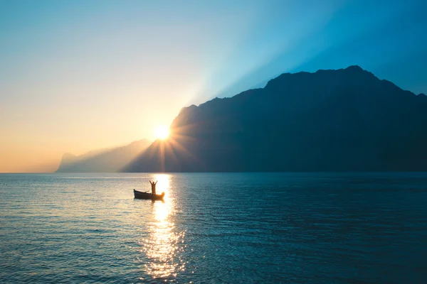 Glückseliger Mann frohlockte unter atemberaubender Aussicht — Stockfoto