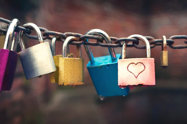 Serie de candados de colores con forma de hart —  Fotos de Stock