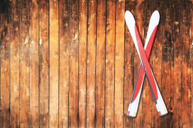 Ahşap bir duvarda asılı Kayak birkaç