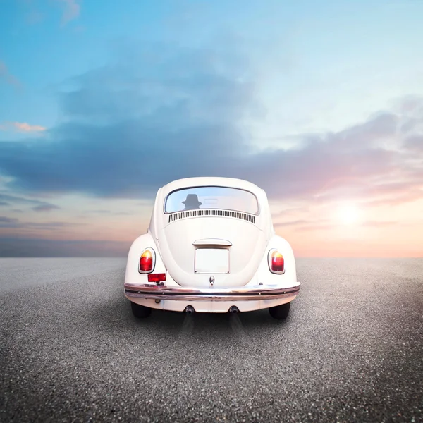 Hombre conduciendo en la carretera en un coche blanco — Foto de Stock