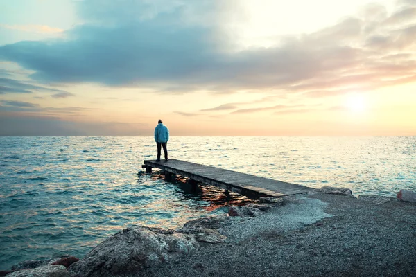 Eenzame man stand aan promenade observeren van de zee — Stockfoto