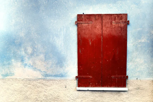 Altes rotes Fenster geschlossen — Stockfoto