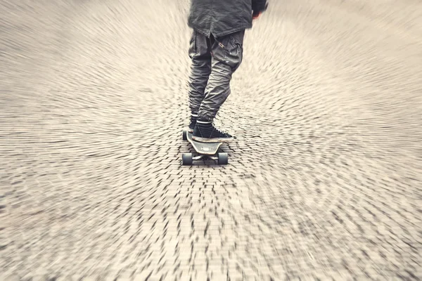 Stedelijke sneller schaatser op grijs — Stockfoto