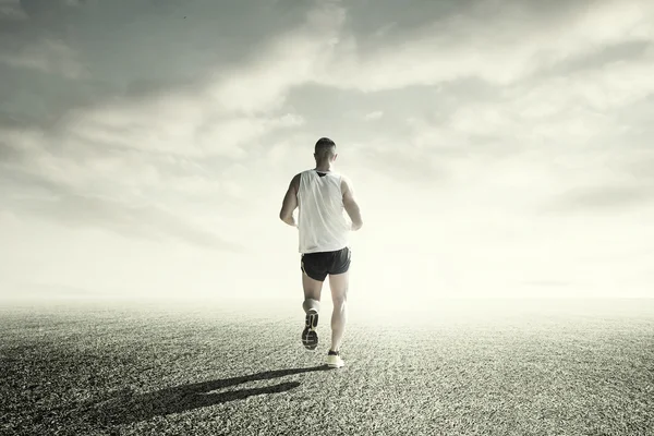 Runner dagelijkse training buiten — Stockfoto