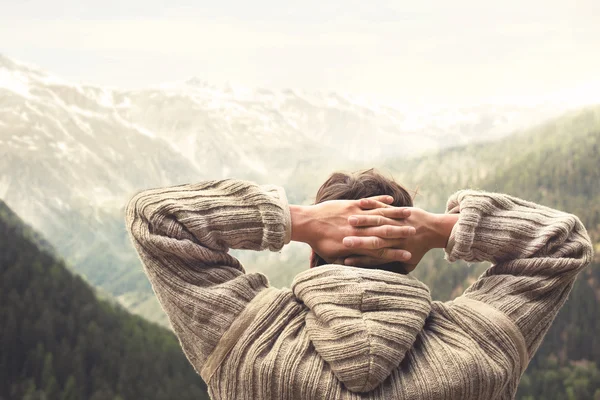 Uomo rilassato osservando maestosa montagna — Foto Stock