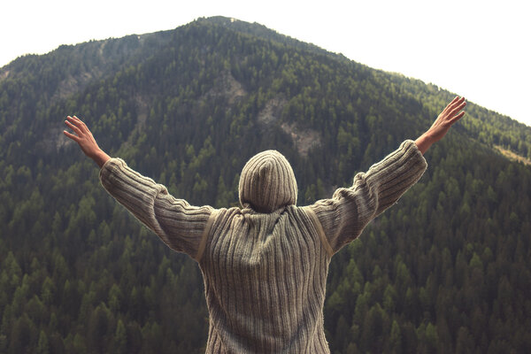 Человек-орел летит на вершину
