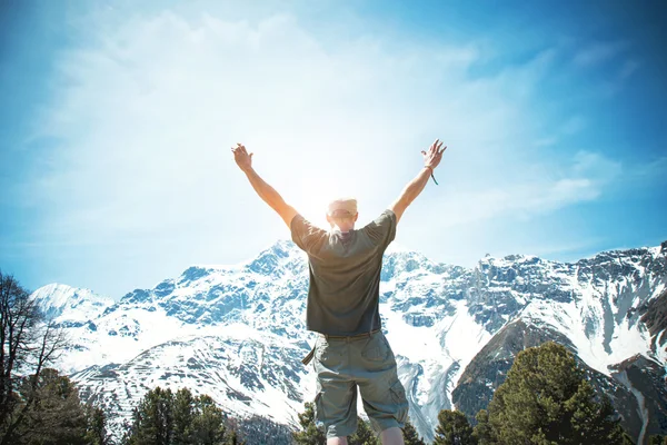 Feliz hombre regocijándose después de llegar a la cima de la montaña —  Fotos de Stock