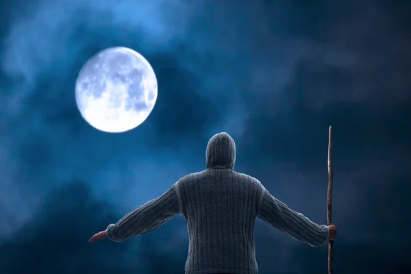 Férfi túra alatt nagy ragyogó Hold az éjszakában — Stock Fotó
