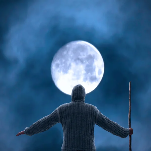 Enlighted Man looking at the moon — Stockfoto