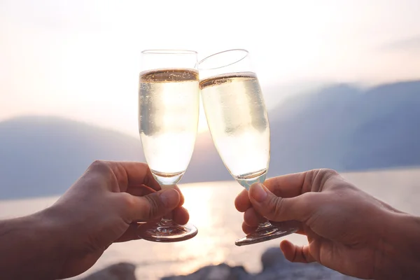 Lovers toast with wite wine at sunset — Stock Photo, Image