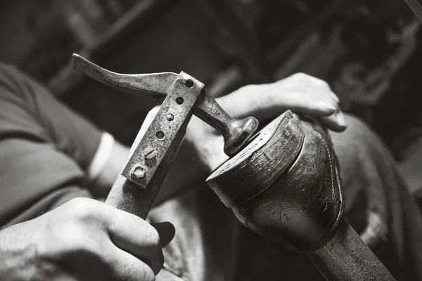 老 artisian 鞋匠用锤子打鞋 — 图库照片