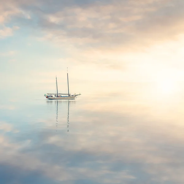 Perahu dalam keheningan air yang tenang — Stok Foto