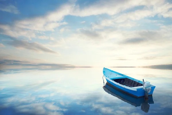 Canoa flotando en el agua tranquila — Foto de Stock