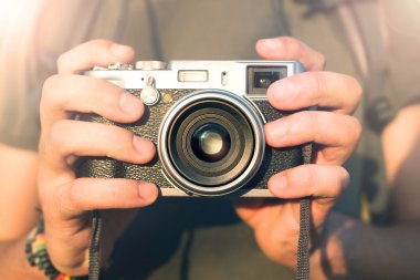 Fotoğrafçı holding vintage röportaj fotoğraf makinesi