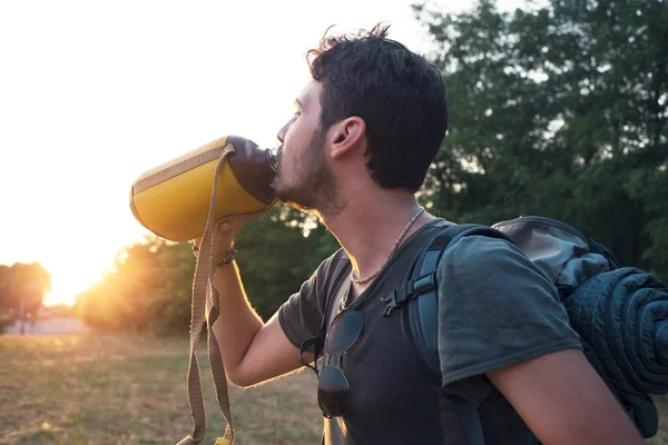Sediento aventurero excursionista beber agua dulce caliente — Foto de Stock
