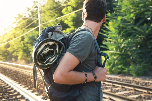 Bir tren bekleyen seyahat adam