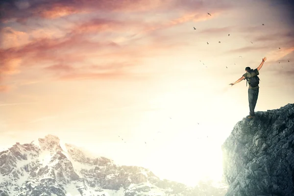 Альпініст досягає вершини з величезним видом на гори — стокове фото