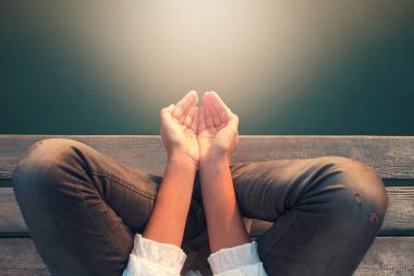 reciving güç ışık tarafından meditasyon sakin kadın