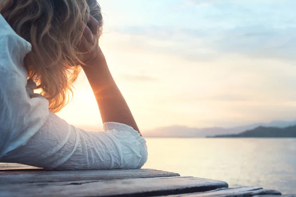 Melancony vrouw observeren van de zonsondergang — Stockfoto