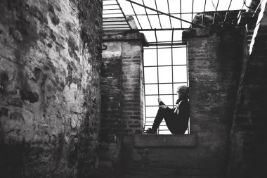 Kafes dışında seyir arkasında umutlu kadın