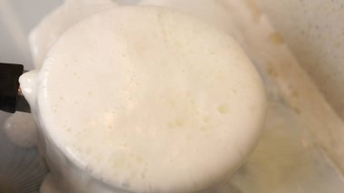 Süt ocakta bir tencerede kaynatılır ve ocağın üzerine dökülür.. 