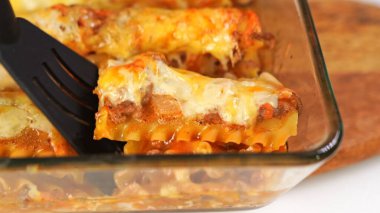 Fırında cam bir formda pişirilmiş lazanya. İtalyan mutfağı