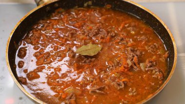 Kızarmış tavada kıyma, soğan ve havuç. Bolonez sosu.