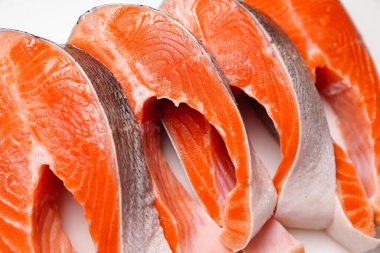 Beyaz arka planda parçalara ayrılmış somon balığı. kırmızı balık. 