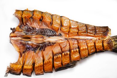 Beyaz arka planda soğuk tütsülenmiş gümüş sazan balığı. Biraya tuzlu atıştırmalıklar. 