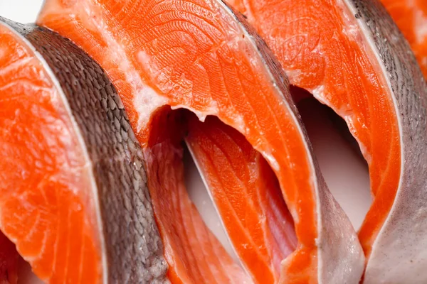 Zalm in stukken gesneden op witte achtergrond. rode vis. — Stockfoto
