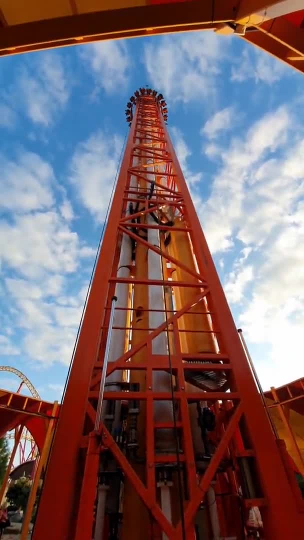 Extreme attraction in the amusement park, a sharp climb up and a descent down. — Stock Video