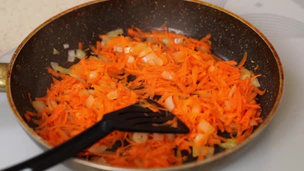 En una sartén con aceite vegetal freír cebollas y zanahorias. Salsa boloñesa — Vídeo de stock