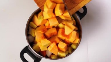 Balkabağı çorbasının malzemelerini tencereye koy.