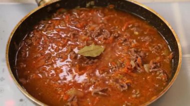 Kızarmış tavada kıyma, soğan ve havuç. Bolonez sosu.