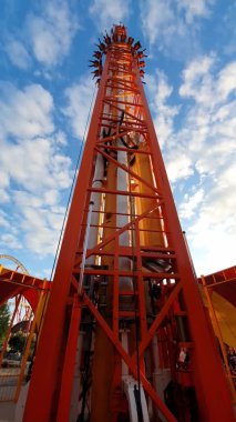 Eğlence parkındaki aşırı cazibe, keskin bir tırmanış ve iniş..