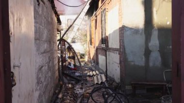 İtfaiyeciler binanın avlusunda çalışır.. 