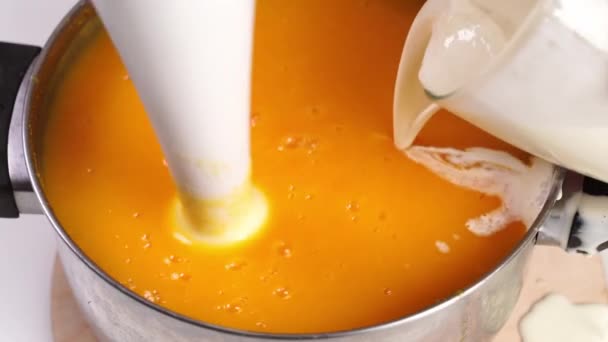 En la sartén batir los ingredientes para la sopa de calabaza — Vídeo de stock