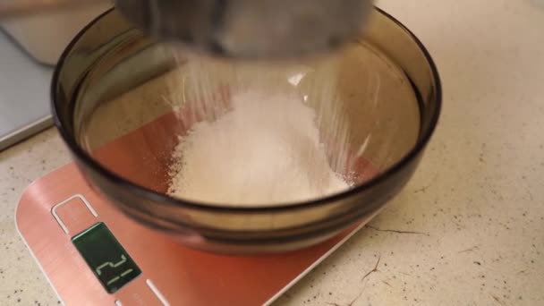A lisztet szitán keresztül szitálják, hogy elkészítsék a süteményt — Stock videók