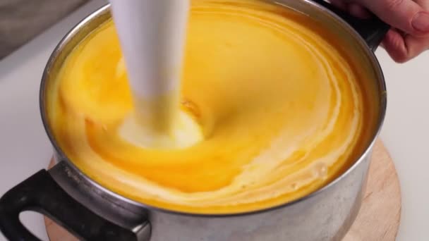 En la sartén batir los ingredientes para la sopa de calabaza — Vídeo de stock