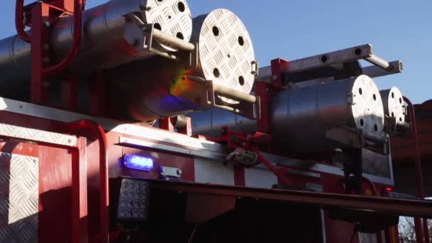 Πυροσβεστικό δεξαμενόπλοιο που παραδίδεται στο προσωπικό του εργοταξίου, πυροσβεστήρες και πυροσβεστήρες — Αρχείο Βίντεο