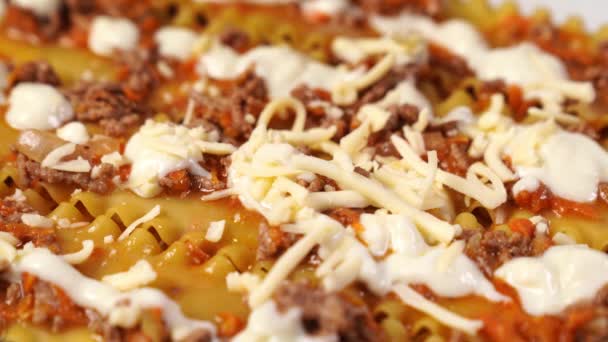 Läggning av lasagne i en ugnsform. pasta gryta med sås. — Stockvideo