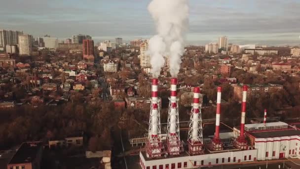 Do tubo da sala da caldeira vai vapor branco, fumaça no céu. Paisagem urbana. — Vídeo de Stock