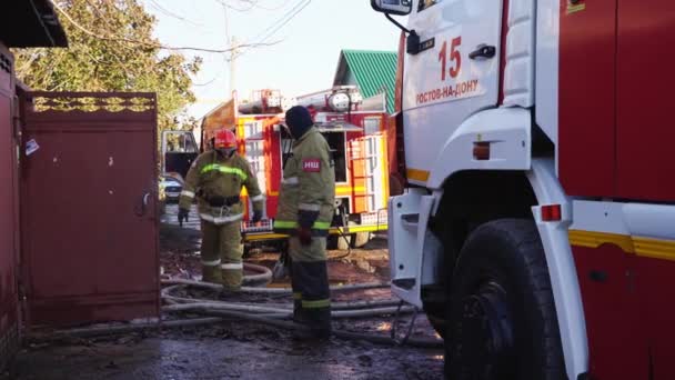Hasiči na nádvoří vyhořelého domu v blízkosti požárního tankeru — Stock video