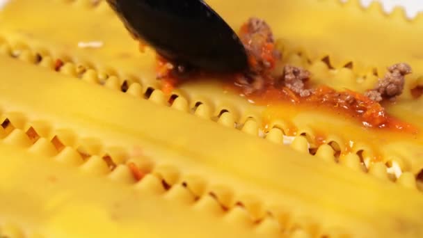 La colocación de capas de lasaña en una bandeja para hornear. cazuela de pasta con salsa. — Vídeo de stock