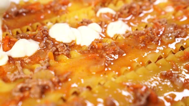 A lasagna rétegeinek sütőedénybe helyezése. tésztakészítmény szósszal. — Stock videók